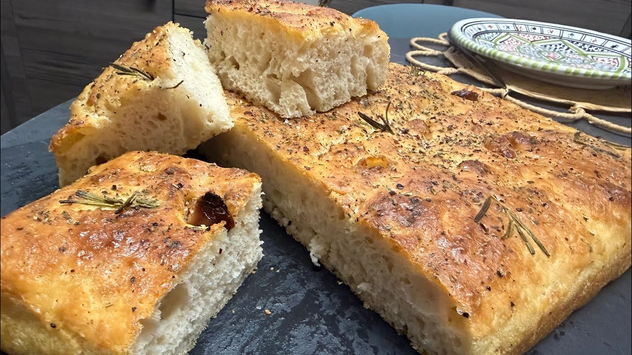خبز الفوكاشيا الإيطالي خفيف ريشة رائع راح نعتمدو عليه انشاءالله في جميع المناسباتfocaccia bread 