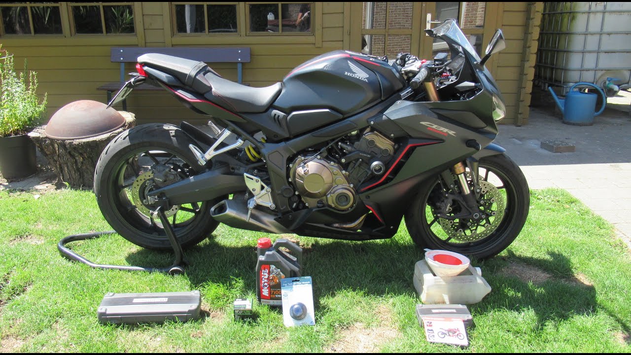 Honda CBR650R Oil and oilfilter change