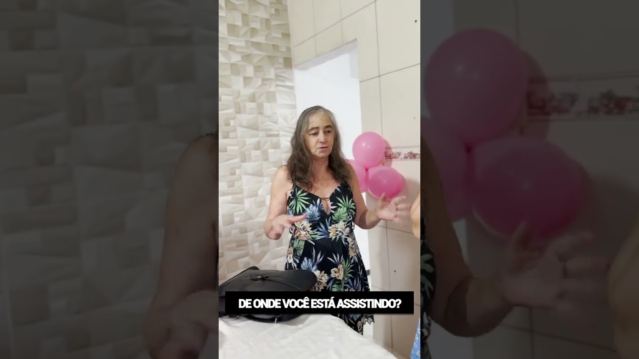 Abraçou sua amiga para que não visse ela se beijando com seu noivo