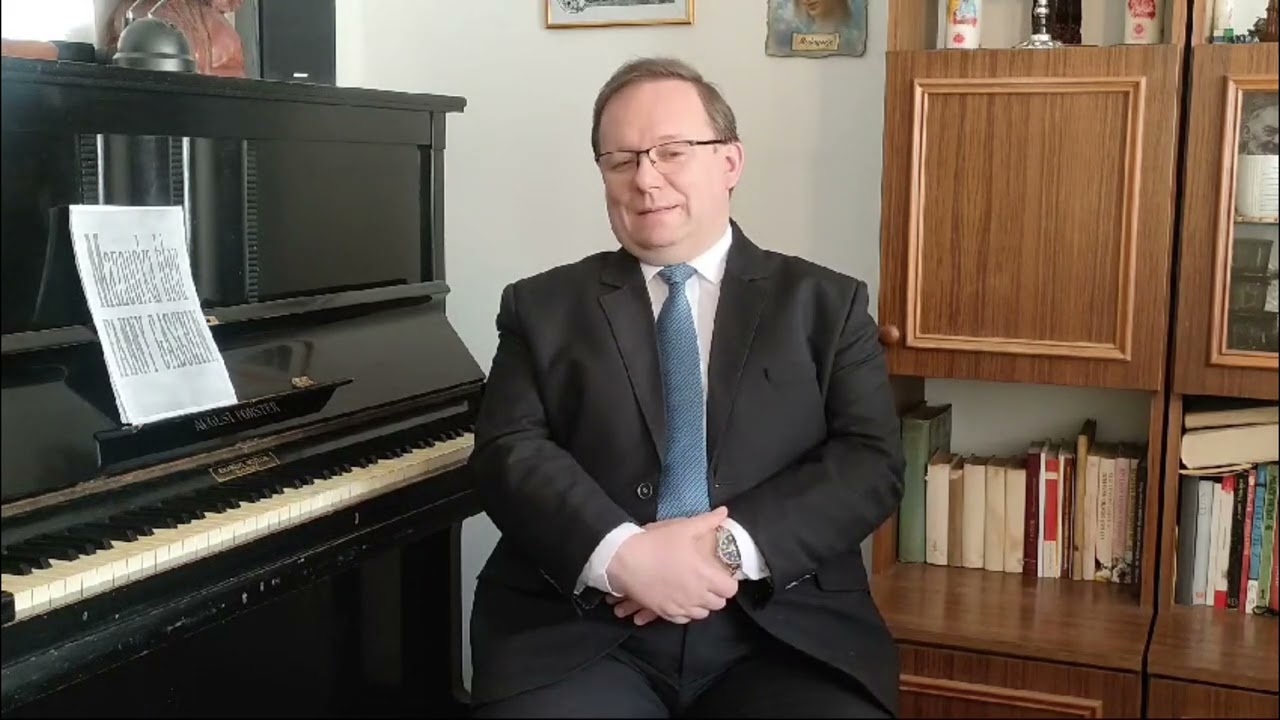 Racibórz. Arkadiusz Popławski odtwarza utwór Fanny von Gaschin