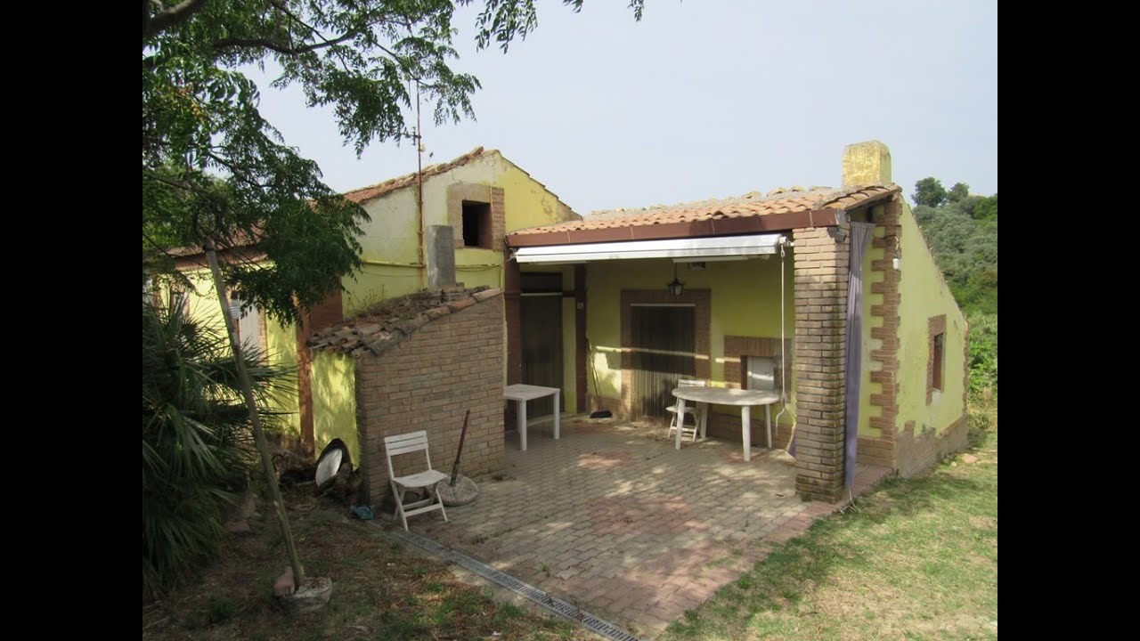 bungalow with 4500 sqm of land, barn to convert, 15 minutes to the beach