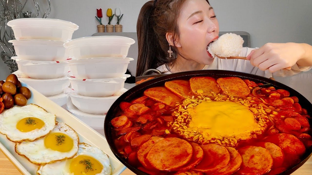 ASMR 오랜만에 집 밥 느낌! 부대찌개에 라면사리 넣고 메추리알 무말랭이 계란 리얼먹방 :) Sausage Stew Guinea MUKBANG