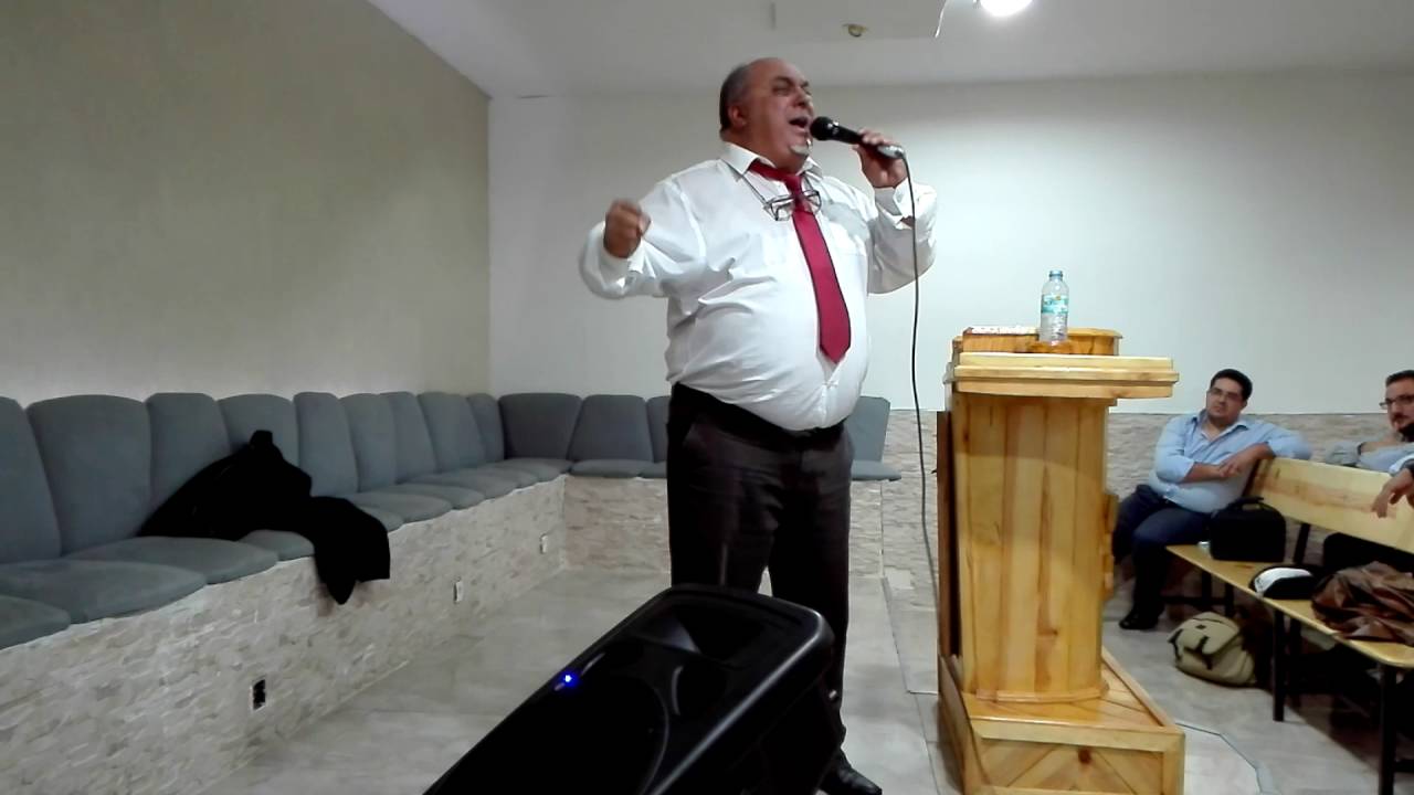 Hermano chele en la iglesia del templo de Dios presentando su CD