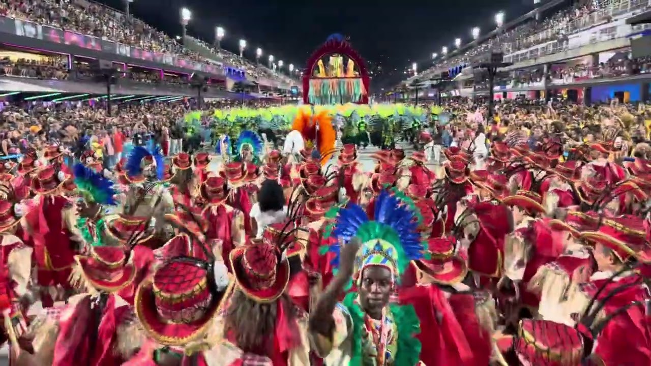 Bateria da Estácio de Sá no desfile oficial de 2025
