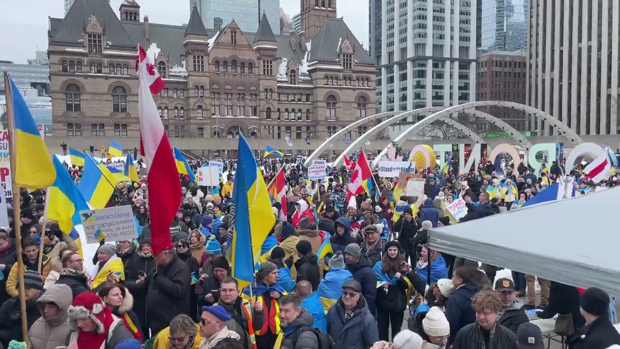 Toronto crowd rallies in solidarity with Ukraine