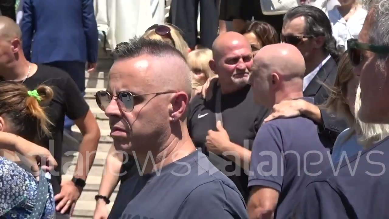 Funerali Manuela Petrangeli, l'uscita del feretro e la rabbia della famiglia