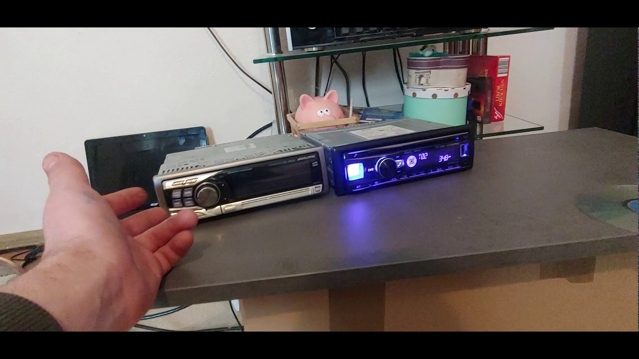 Alpine CDA 9855.  comparare cu Alpine CDA 195