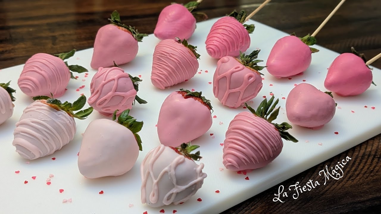 COMO HACER FRESAS CUBIERTAS DE CHOCOLATE DE COLORES (ROSA).  Técnica fácil 🍓🍫