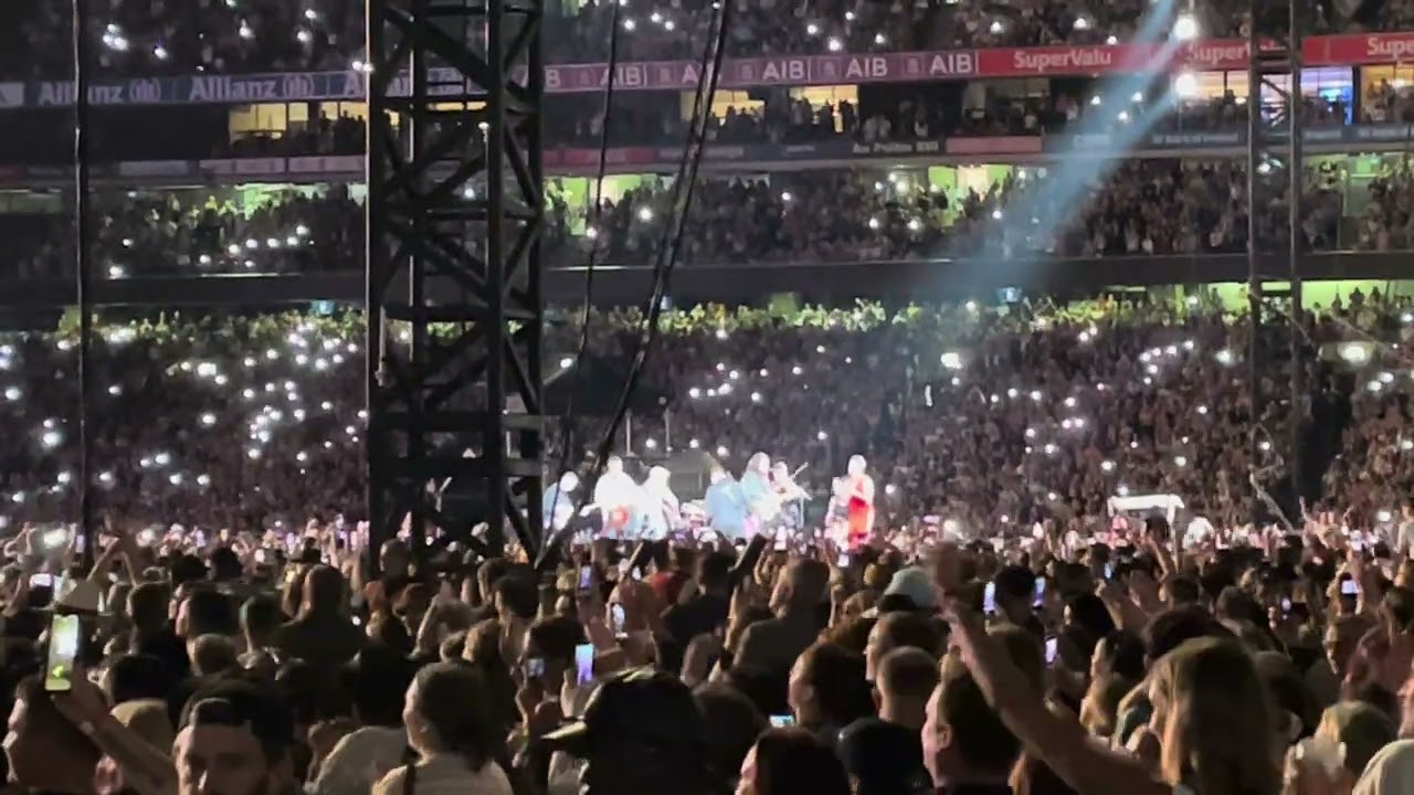 Robbie Williams & Garron Noone-Country Roads-Dublin 23/08/25