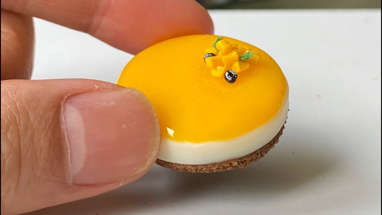 樹脂粘土でミニチュアフード【マンゴームースケーキ】