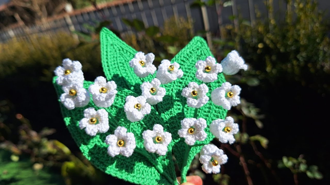 foglia e fiori di mughetto all'uncinetto