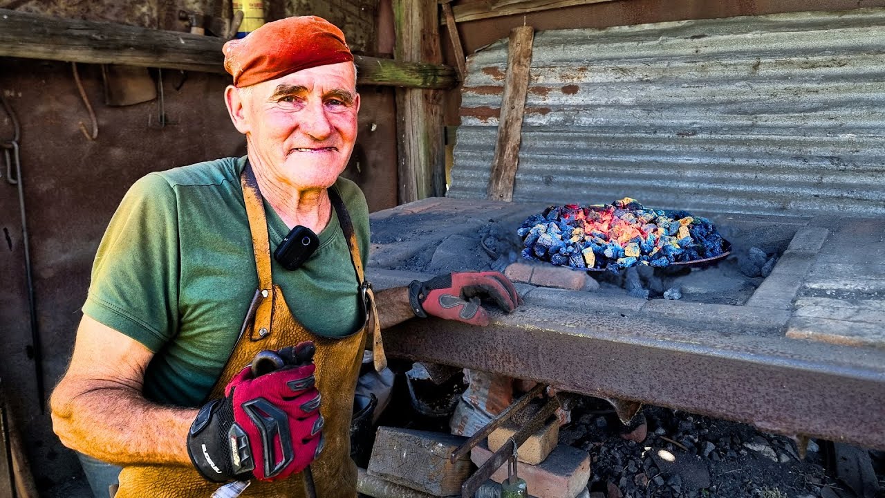 Stary KOWAL uczy jak DOBRZE rozpalić PALENISKO w KUŹNI