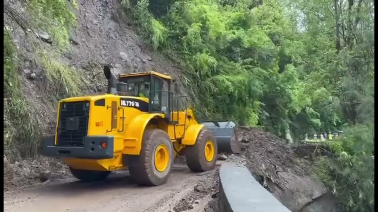 Salazie : éboulis sur la route de Grand Îlet