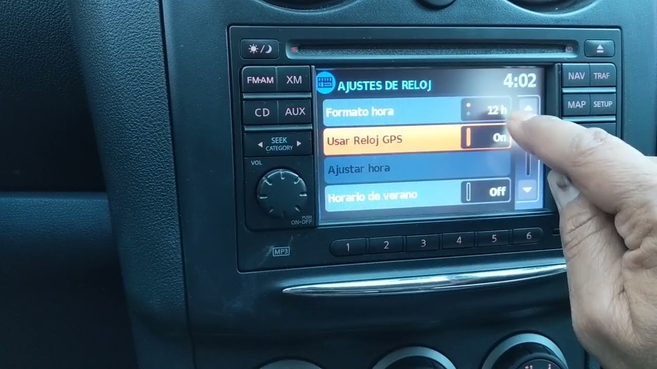 2013 Nissan Rogue SL ajustar el reloj en el radio y en la consola frente al volante