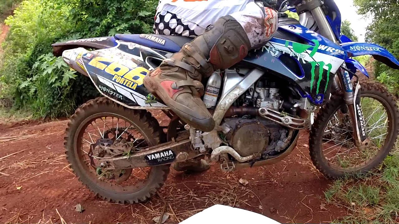 Trilha de moto - wr450f empinando e acelerando forte na trilha