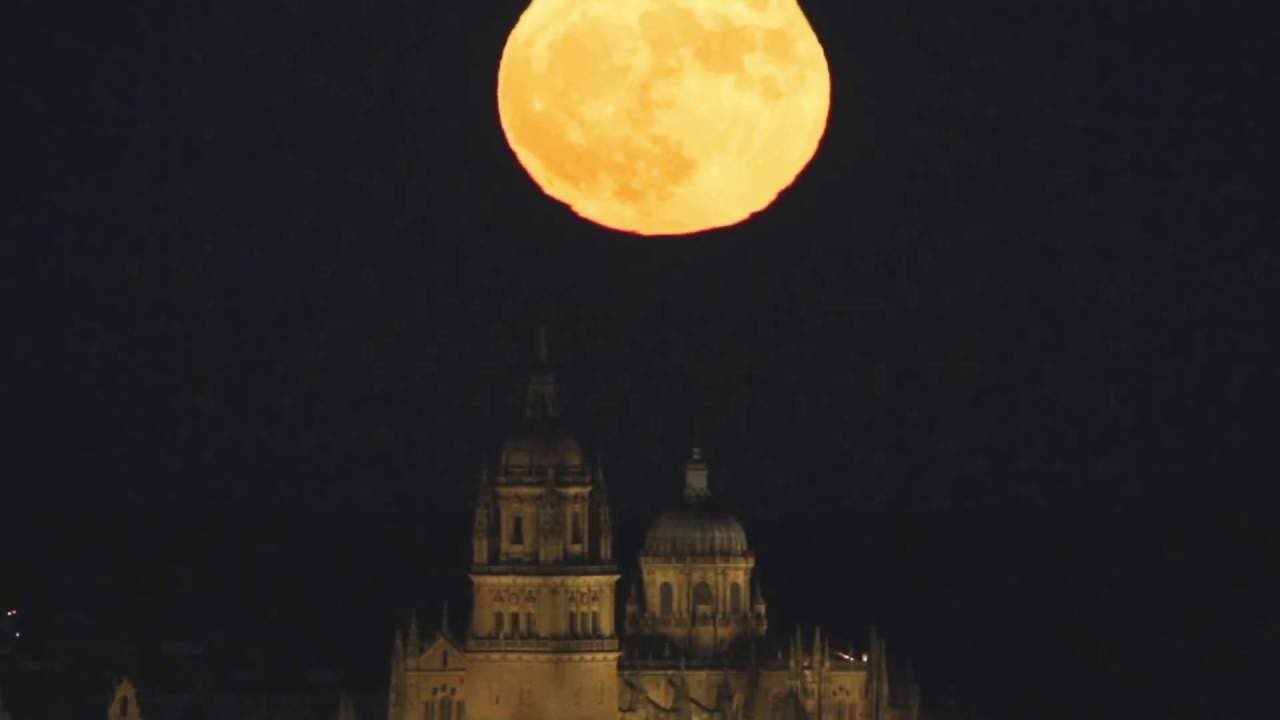 Salida de la Luna tras la catedral de Salamanca