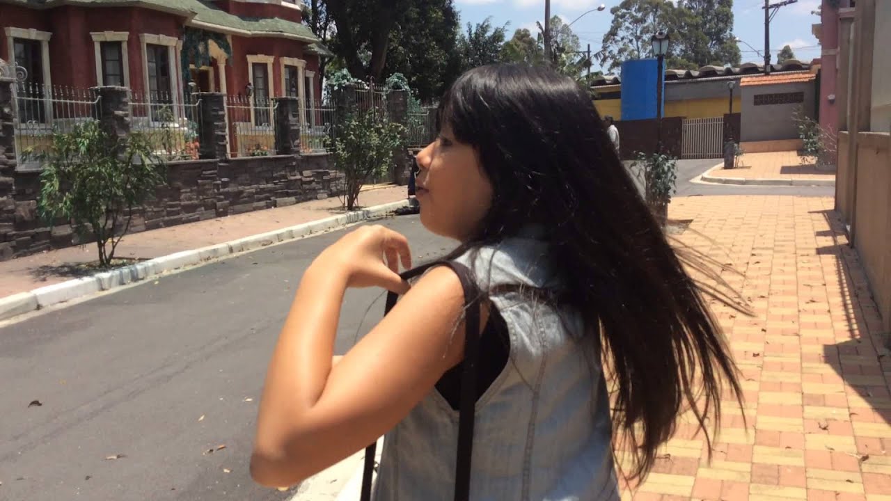 Inédito, atriz Cinthia Cruz mostra cidade cenográfica da novela Chiquititas no Sbt.