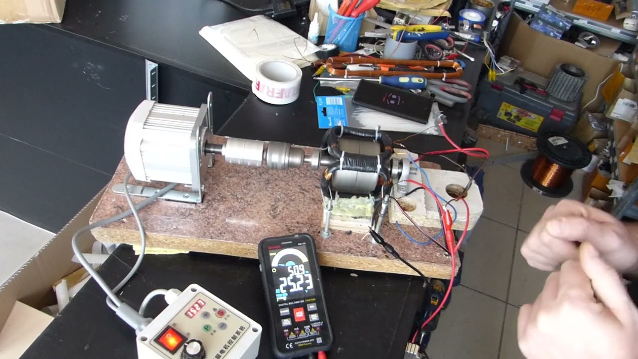 Test generator fără miez metalic, patru bobine inseriate, rotor 4 poli N/S/N/S.