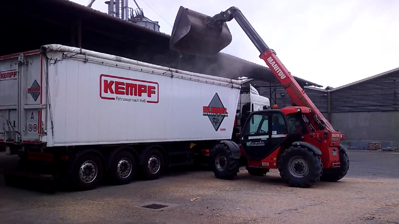 Manitou 735-120 Delivery of feed wheat to the mill.