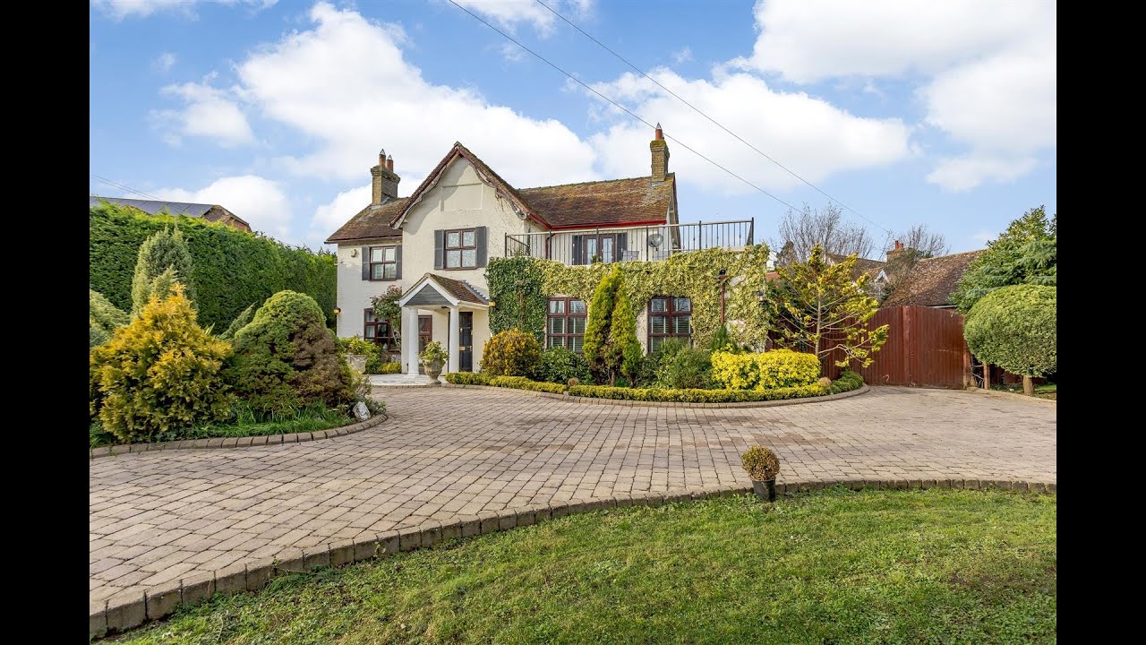 The Conifers | Blunham | Bedford | Bedfordshire | Fine & Country Bedfordshire | Alex Strafford