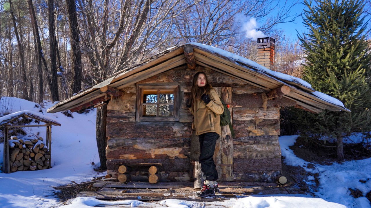 Christmas Spirit in a Handmade Log Cabin: Cozy Winter Day Alone 🌲❄️