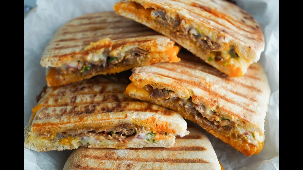 Kebabtoast Med Hjemmelavet Chiliolie, Hvidløgsolie Og Kebabdressing