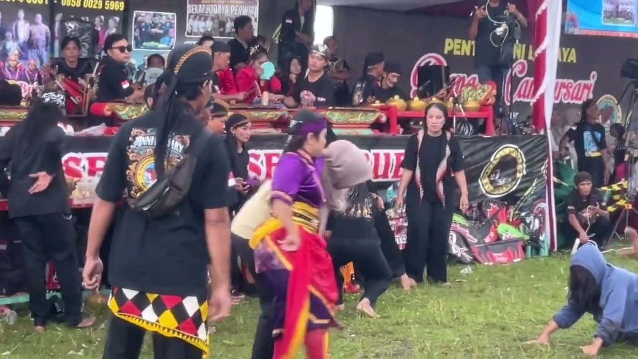 Janturan Ebeg Sendang Sekar Budaya Meledak di Tengah Arena