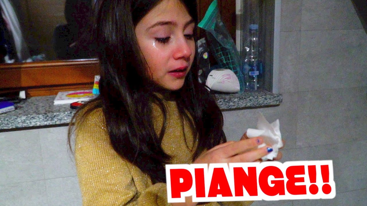 VANESSA TORNA DA SCUOLA CON LA FEBBRE ALTA STA MALE E PIANGE!! #vanessaeanastasia #mammaromina