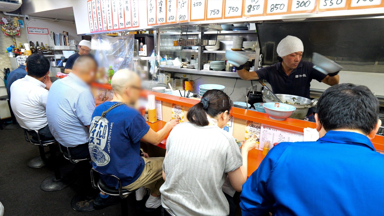 客の９割が注文する中毒性ピリ辛ラーメン！サラリーマンOLの胃袋を支えるラーメン食堂。