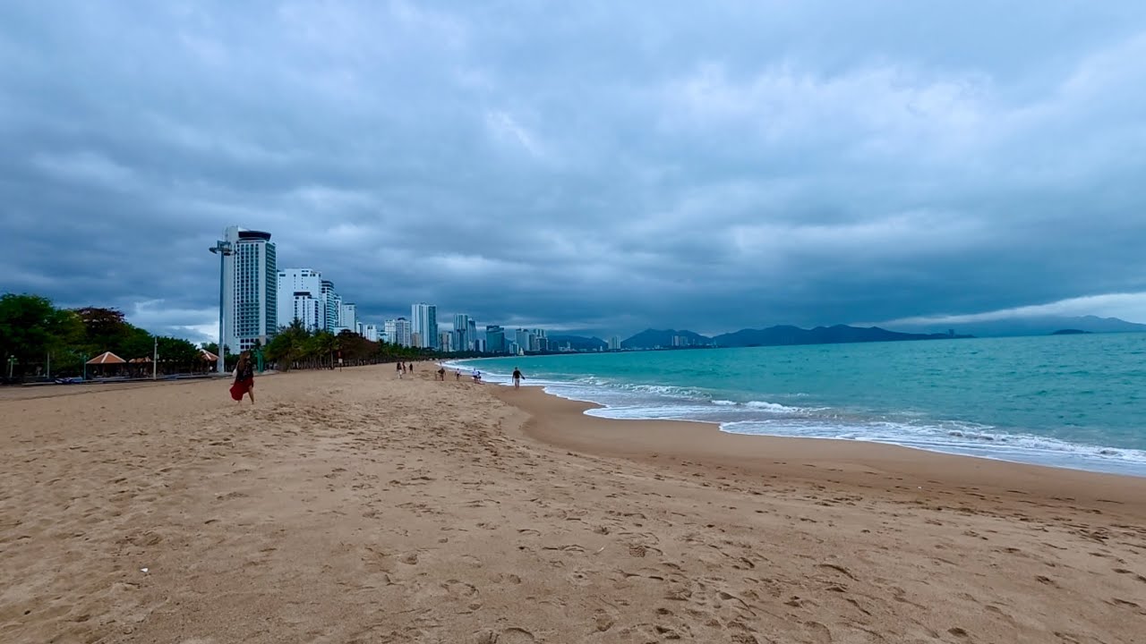 Bãi Biển Nha Trang Chiều Nay - Trời Có Mây Và Có Mưa Nhỏ | NTTT