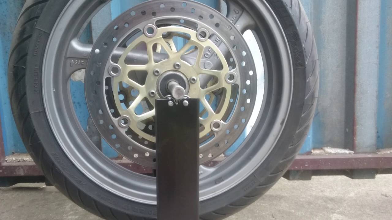 Wyważenie koła przez wulkanizatora CBR1100XX.