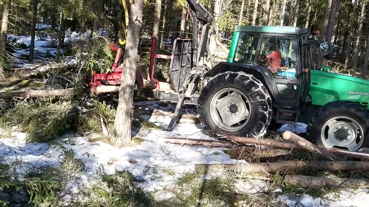 Valtterimyrskyn siivousta. Valtra Valmet 6850 | Tapio 160 sykeharvesteri.