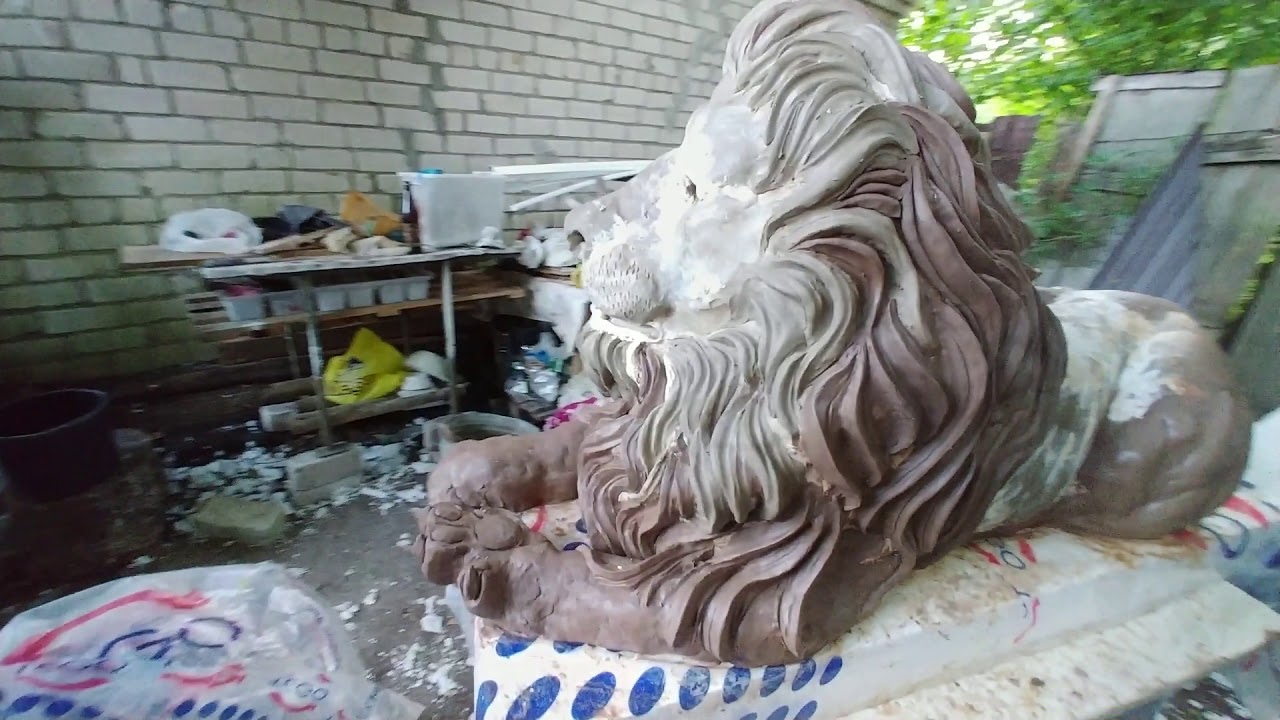 Sculpting lion / mould / Concrete cast