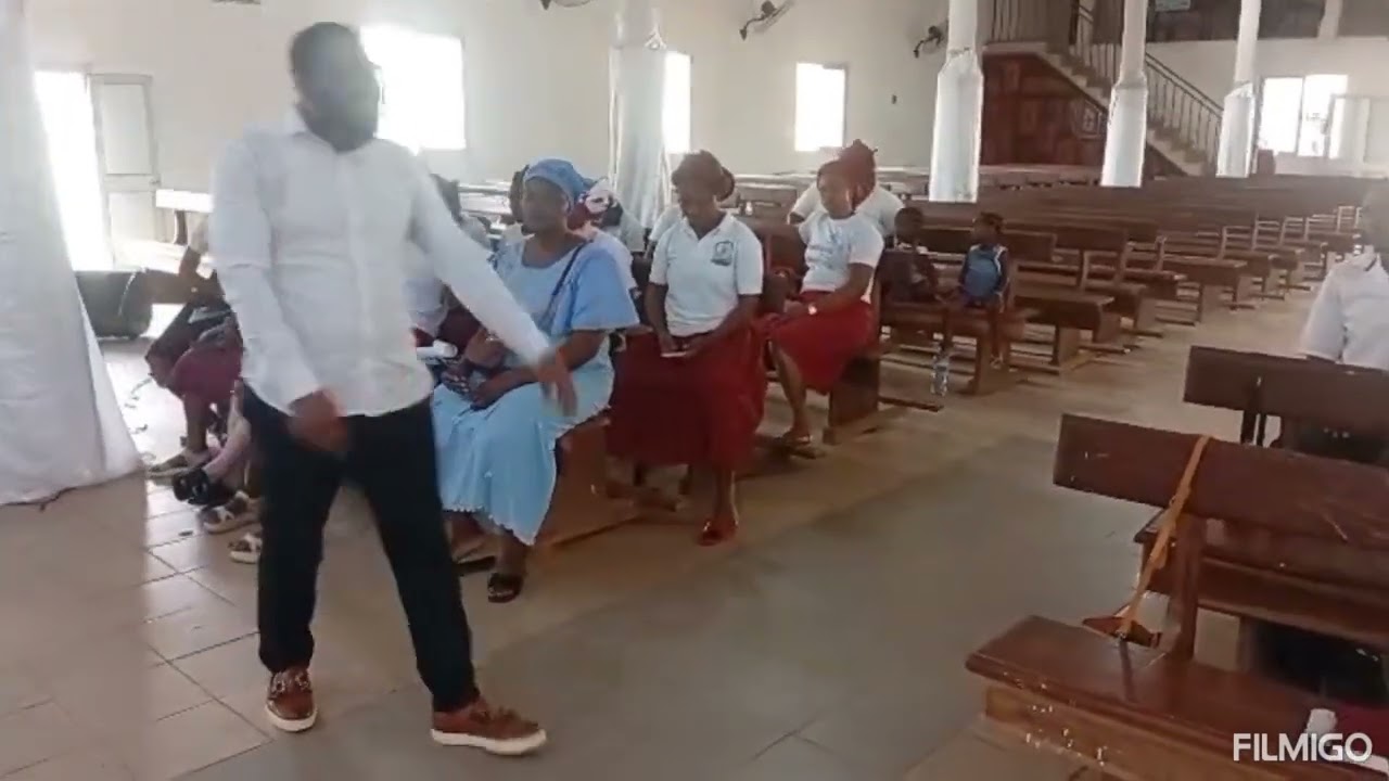  ALFRED OBOUNOU en répétition avec la coordination des chorales  de la paroisse de Bitam poste 