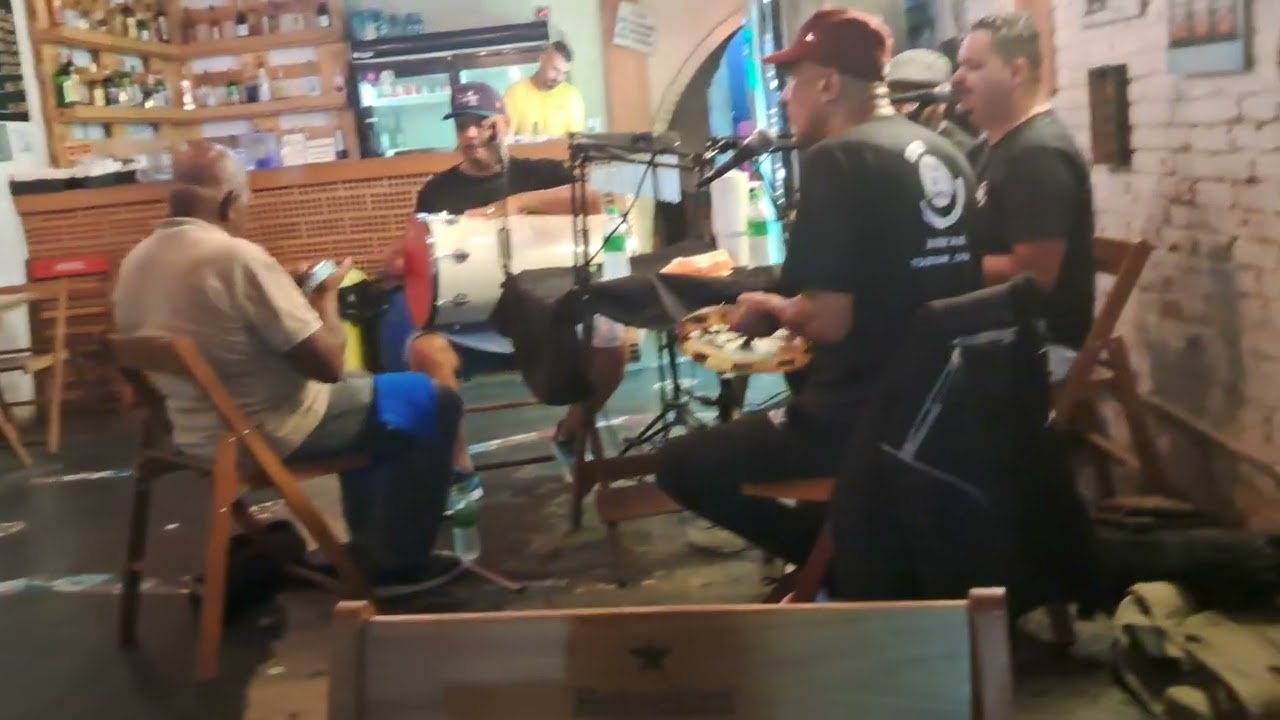 Hoje meu  sextou fui com meus pais prestigiar o grupo a toca do samba no Oh madalena part2