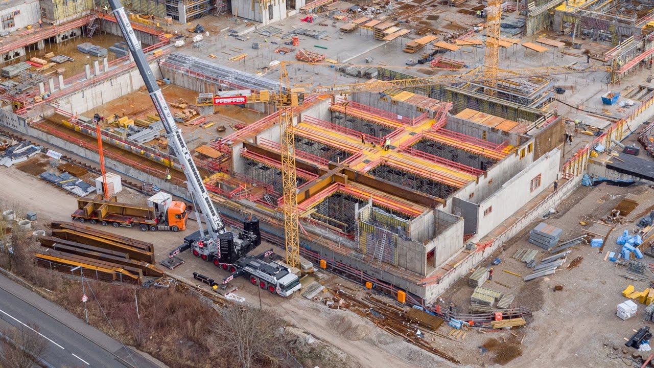 Liebherr LTM 1650-8.1 -  700-Tonnenklasse auf der Bildungscampus-Baustelle in München-Riem