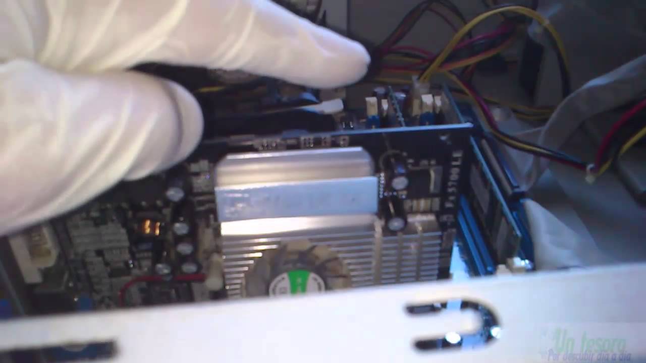 la Pc se queda bloqueada en el inicio y no avanza el teclado no tiene corriente