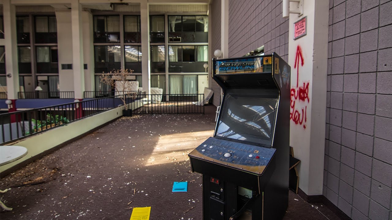 Exploring an Abandoned Hotel Full of Belongings (Arcade Machines!)