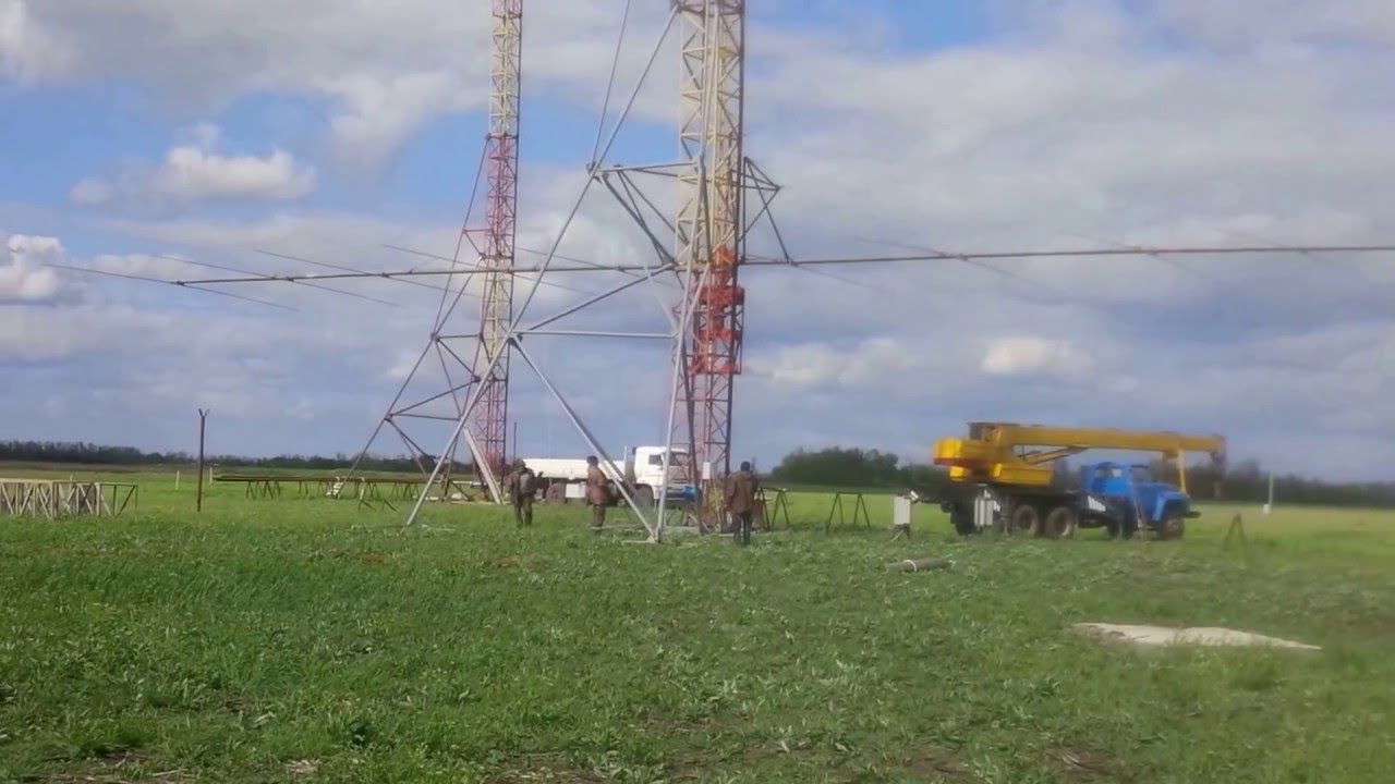 R7AB's 12 el 14 Mhz  band yagi. Boom lenght 40m. Selfsupported tower 42 m high