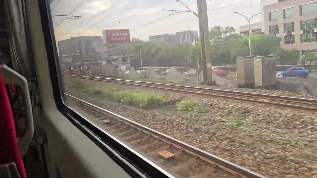 521次七堵發車經由海線開往潮州的E200型E201電頭車王單電力機車頭+八節新式自動門莒光號，(汐止火車站→南港火車站路程景)