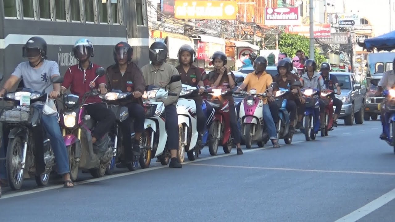 นศ เทคนิคจอดติดไฟแดงห้าแยกโคกมะตูมพิษณุโลก301061