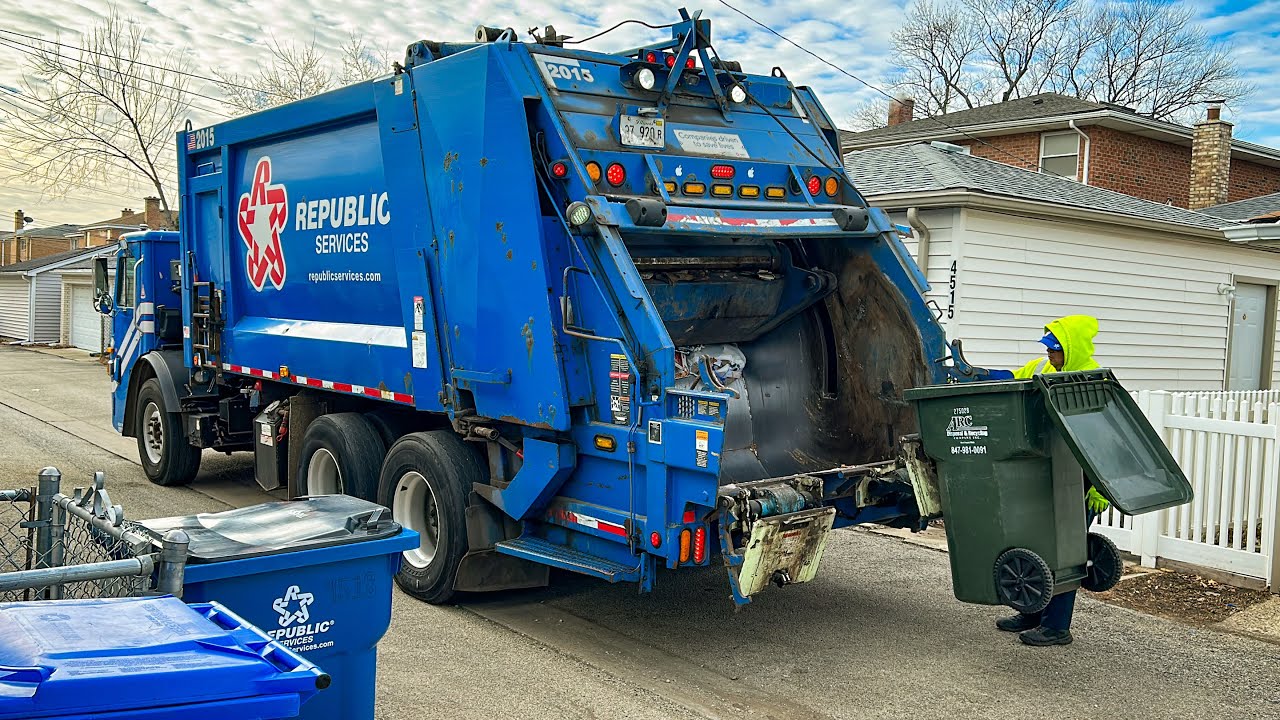 Republic Mack LEU Heil DuraPack 5000 Rear Loader Garbage Truck