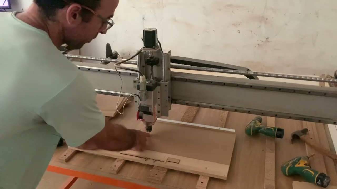 Esse é um tipo de processo que você consegue fazer em uma cnc router com perfeição passo a passo