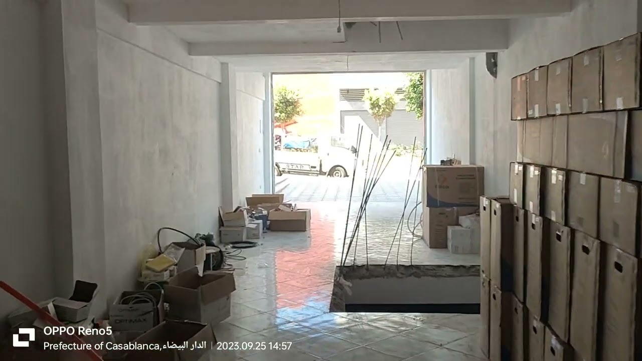 محل تجاري في بلاصة واعرة في شارع طاح عين الشق مساحة 99 متر ثمن 300 مليون قابل للتفاوض 0606055310