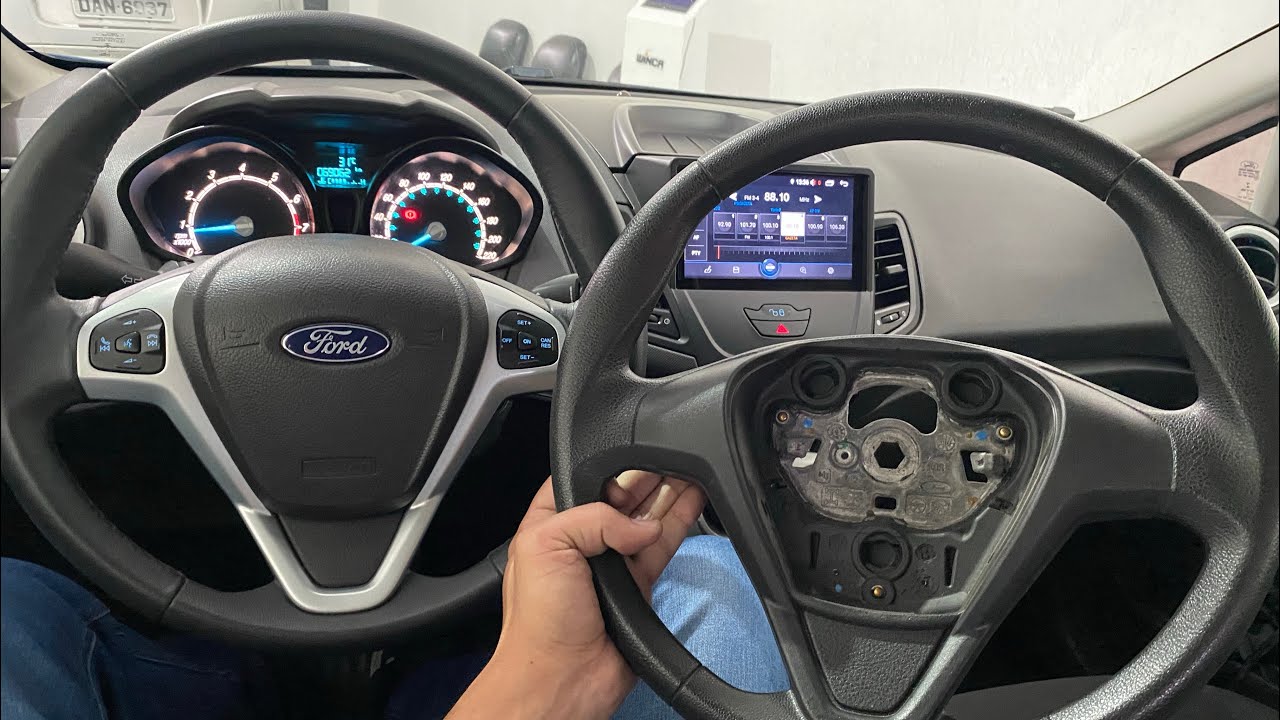 Ford New Fiesta com volante multifuncional instalado no sistema original @MS Sound Osasco