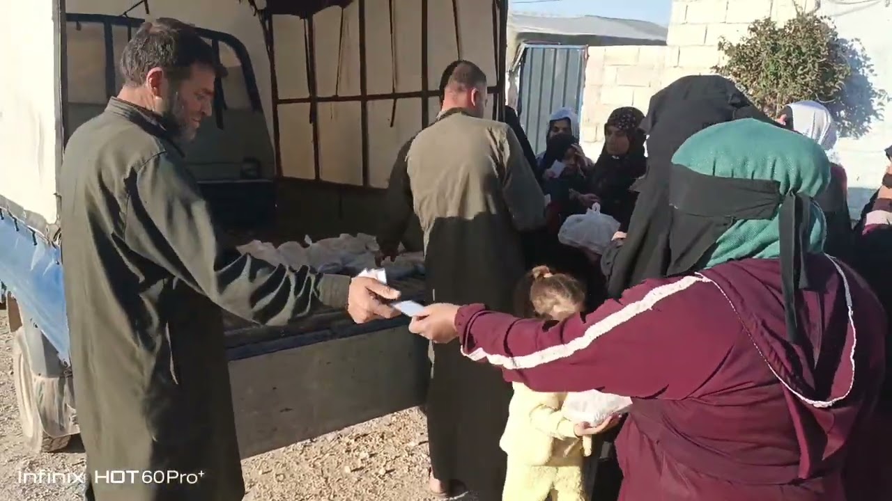 توزيع وجبات إفطار صائم( لحم بعجين) للعوائل بالمخيم من الوالدة أم خليل حفظها الله 