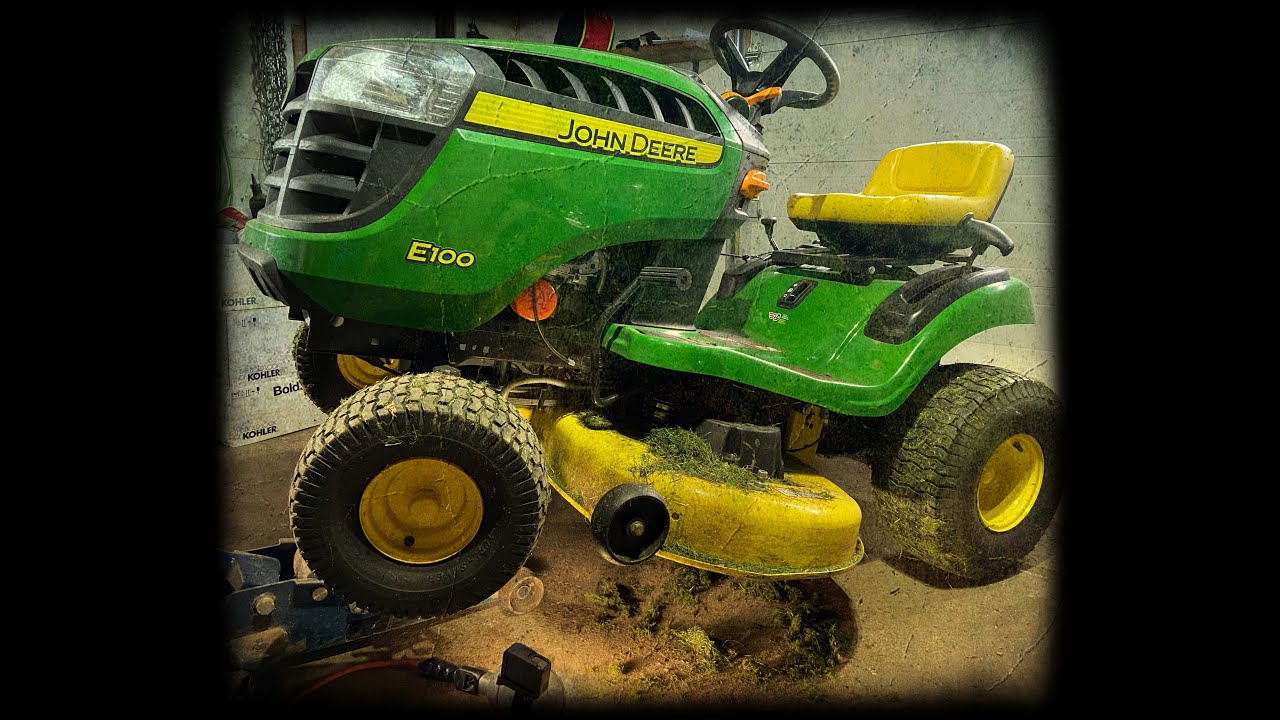 John Deere E100 — замена ножей косилки без снятия деки