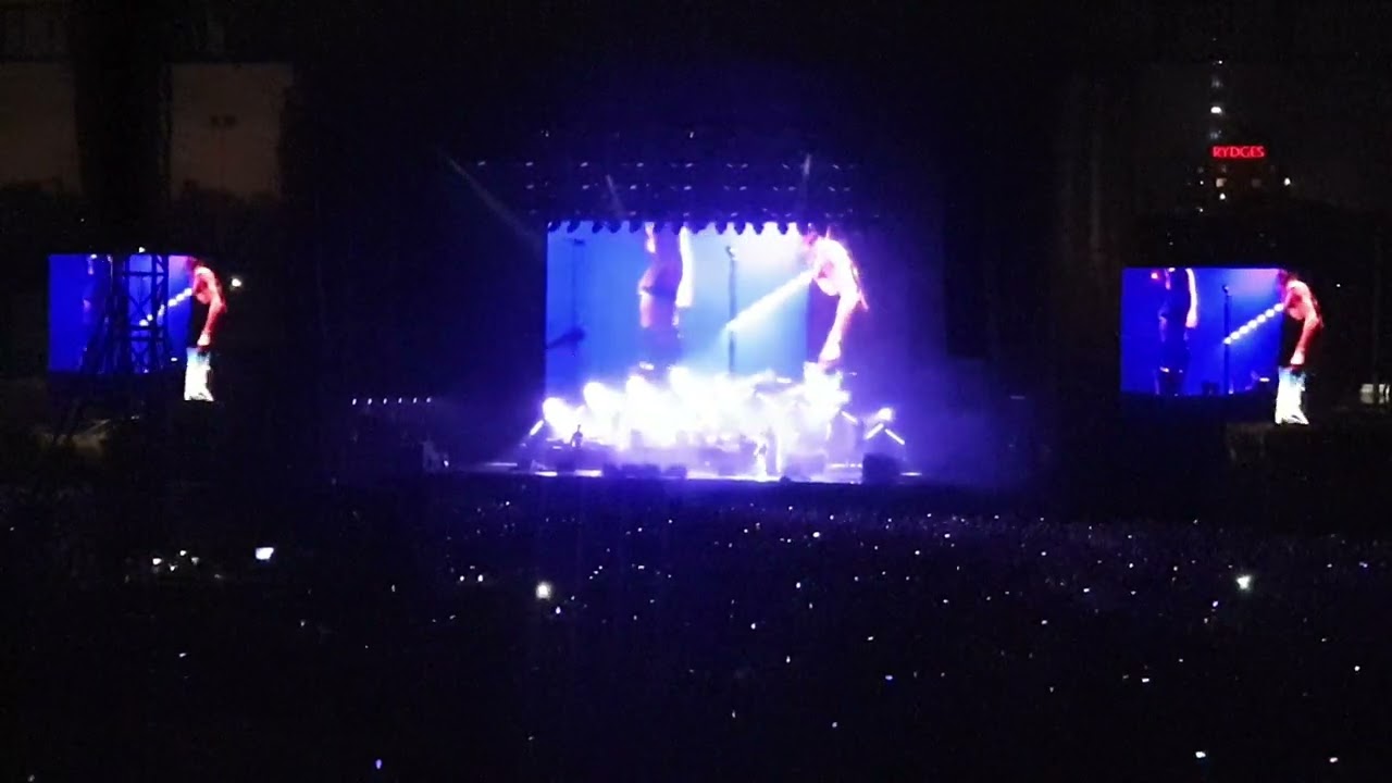Taylor Hawkins (Foo Fighters) covering Queen Somebody to Love Victoria 4th March 2022