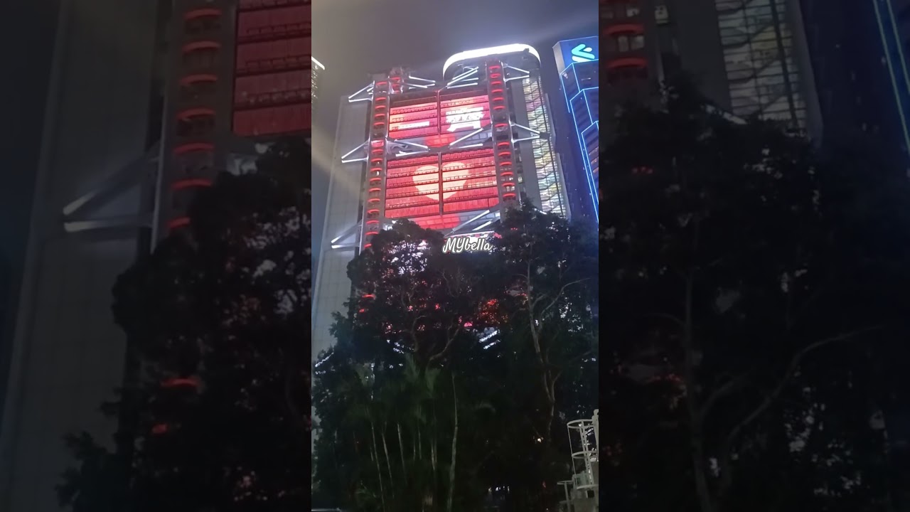 Башня HSBC ночью в центре Гонконга 