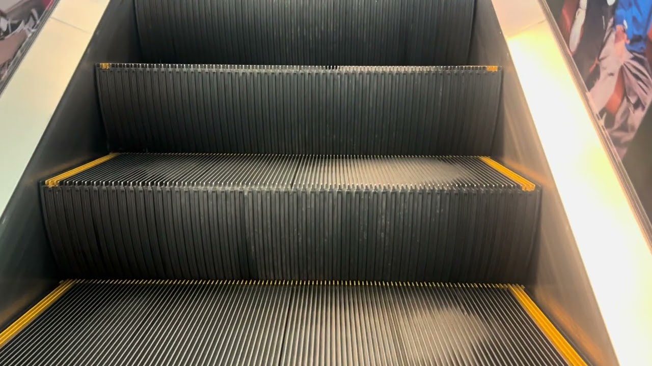 「電扶梯」Focus 時尚流行館的電扶梯The escalator on the 4th and 5th floors of Focus Fashion Mall in Tainan, Taiwan